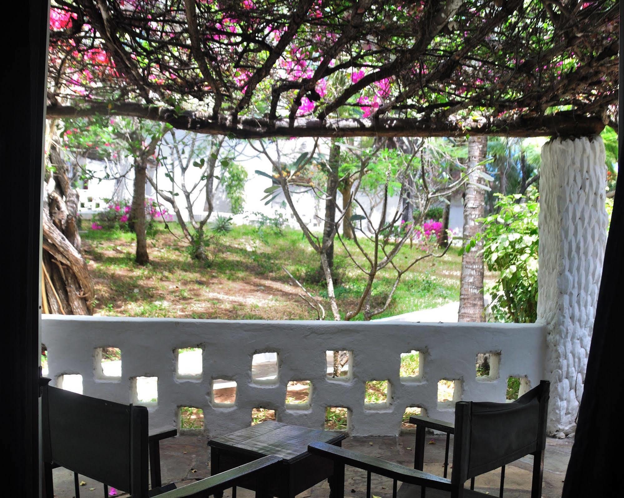 Barracuda Inn Resort Watamu Exterior photo